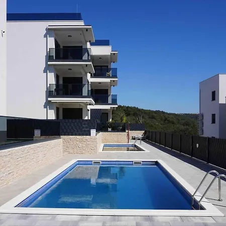 Cozy Loft With Rooftop Seaview & Pool Apartment Okrug Gornji
